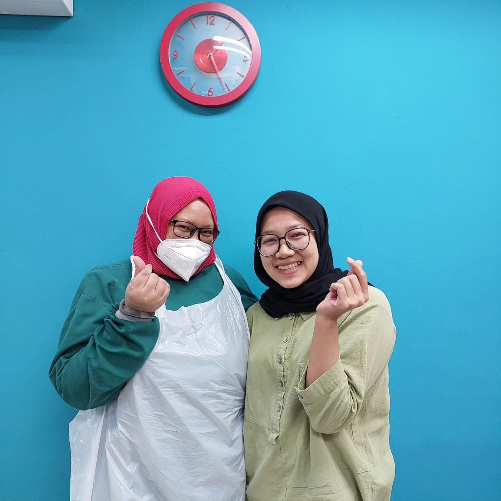 dentist standing patient smile at Klinik Pergigian ADL, Petaling Jaya Dental Clinic