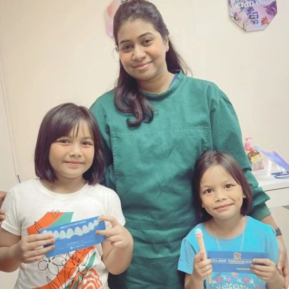 two young kids with doctor at Klinik Pergigian ADL, Petaling Jaya Dental Clinic